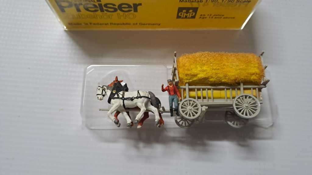 Model Trains HO - Preiser 2x Horses, wagon with load & figure