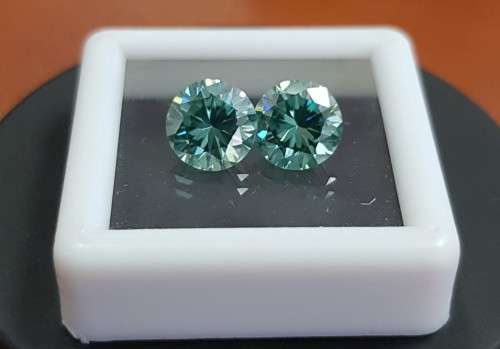 1.09ct  2 X MOISSANITE VIVID GREEN ICE PAIR VVS1