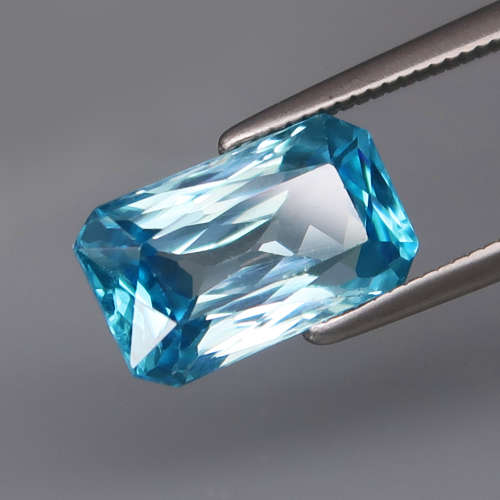 Zircon 4.64Ct.Ravishing  Color & Perfect Shape! Natural BIG Blue Cambodian