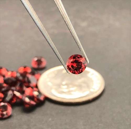 Red Mozambique Garnet Round 4 mm. 1Pcs/0.36Ct