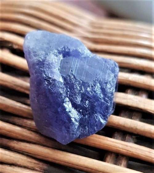 TANZANITE 62.99Cts. NATURAL VIOLET BLUE SPECIMEN ROUGH