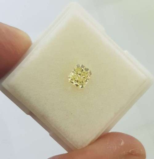 0.60Cts DIAMOND RADIANT CUT VVS2 LIGHT YELLOW `CERTIFIED` SPARKLING  COLOR NATURAL