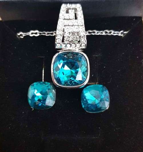 Swarovski **London blue Cusion Cut** Necklace & Earrings Set Gold Plated  Link Chain