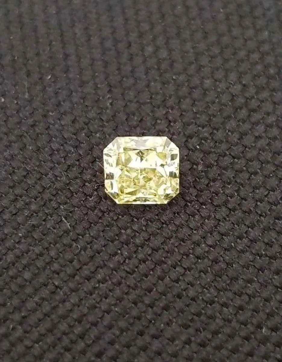 0.53Cts DIAMOND RADIANT CUT VVS` VIVID FANCY YELLOW **CERTIFIED**SPARKLING NATURAL