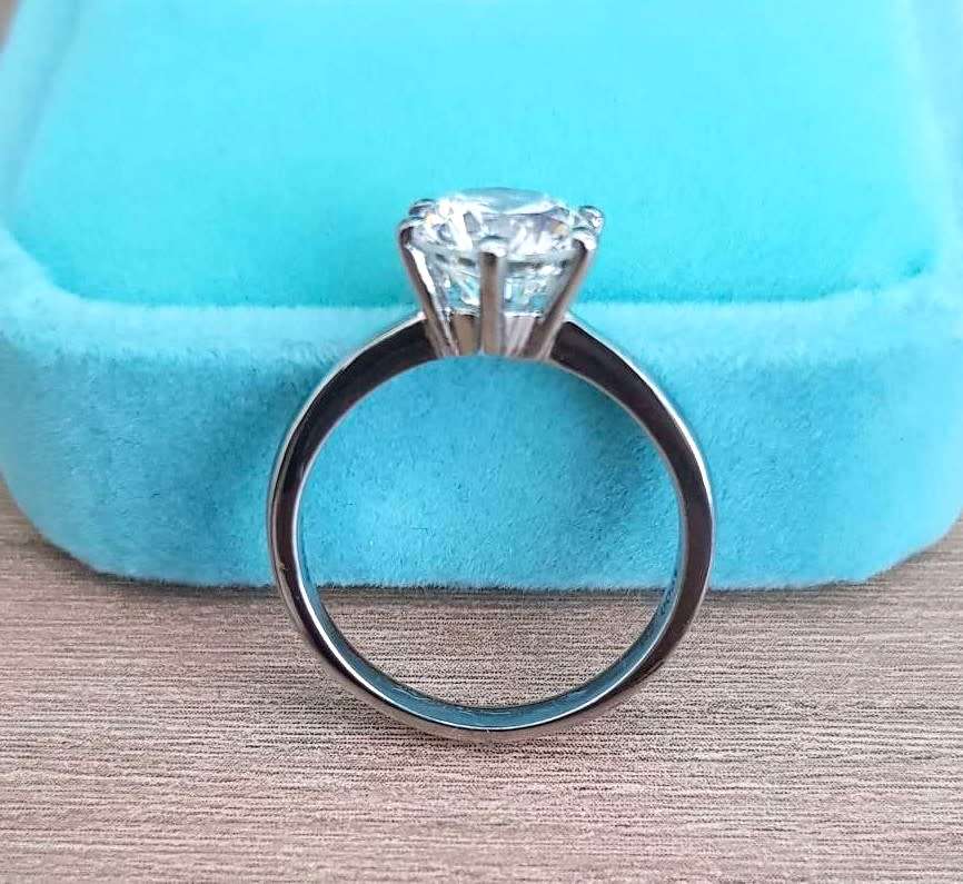 Fancy Six Claw Classic Style 2 carat NSCD Lovely Diamond Engagement Ring