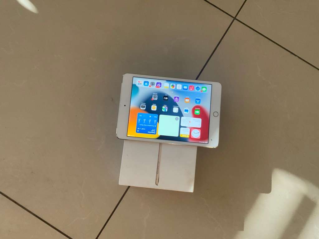 APPLE IPAD MINI 4 IN EXCELLENT CONDITION GOLD COLOR