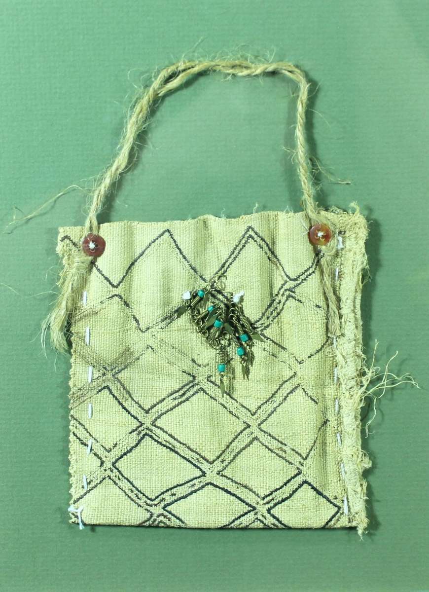 African Art - Lady with fluffy dress and handmade handbag - A beautiful treasure! - Bid now!!