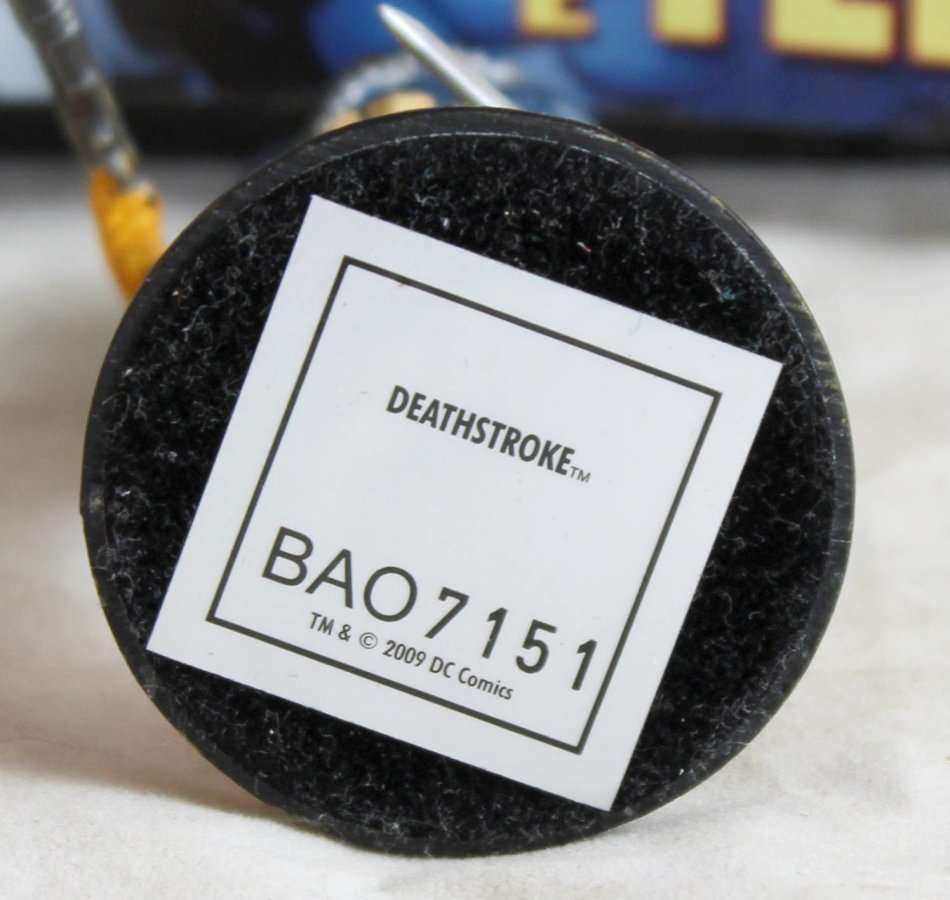 DC Comics - Lead, hand painted figurine with book - Deathstroke - Bid Now!