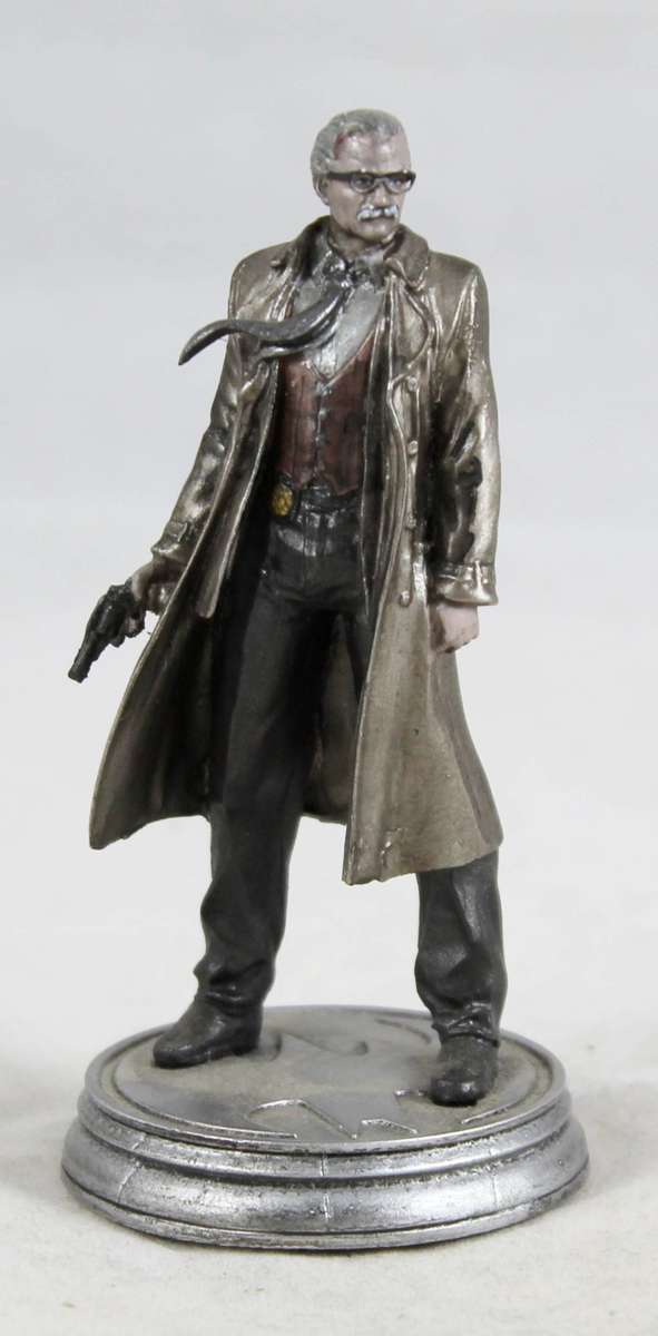 DC Comics - Chess piece figurine - Commissioner Gordon - Bid Now!