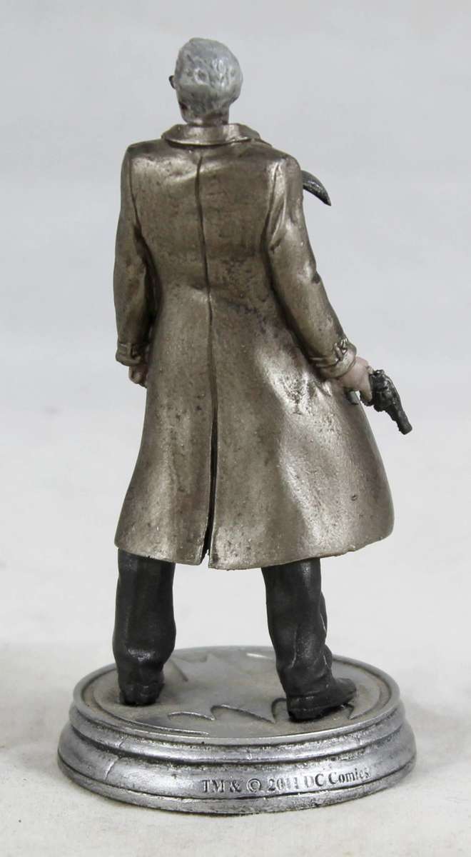 DC Comics - Chess piece figurine - Commissioner Gordon - Bid Now!