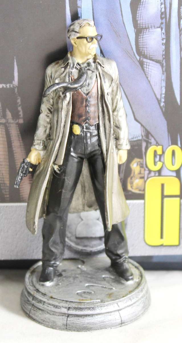 DC Chess Collection - Hand Painted Metallic Resin - Commissioner Gordon + Book - Bid Now!