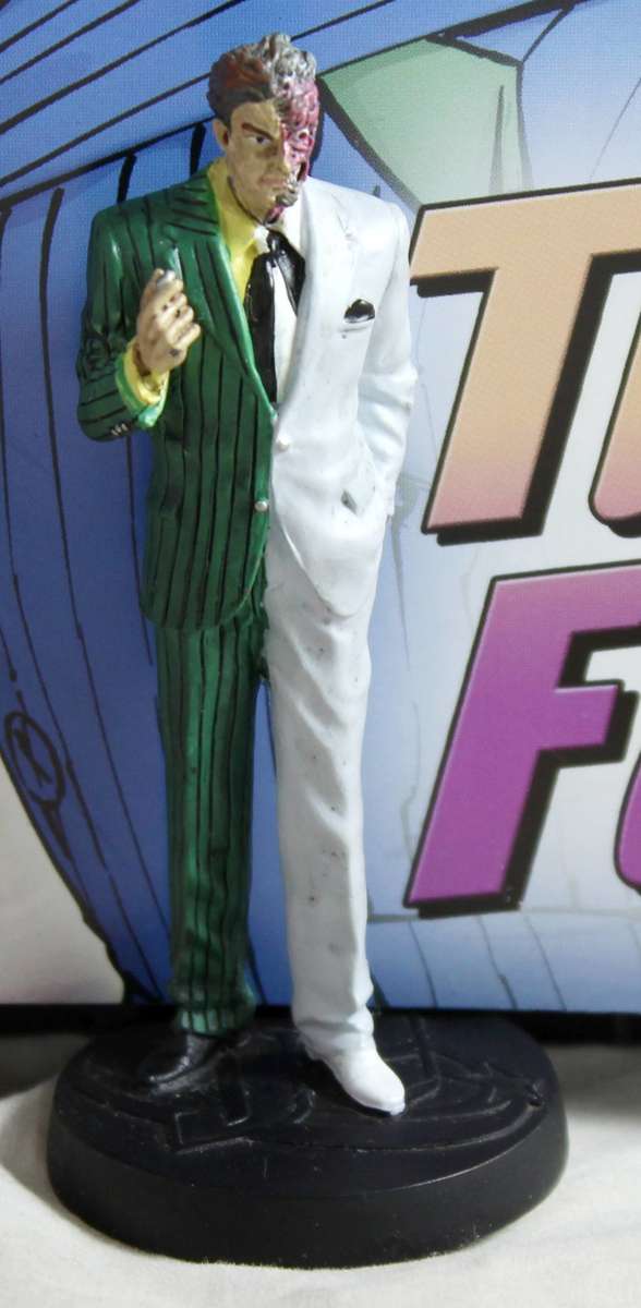 DC Comics - Lead, hand painted figurine with book - Two-Face - #12 - Bid Now!