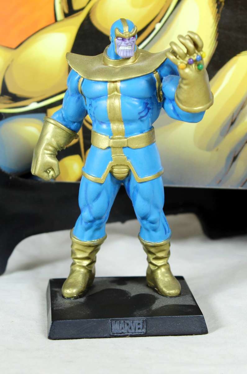 Classic Marvel Special Edition - Action Figure and Book - Thanos