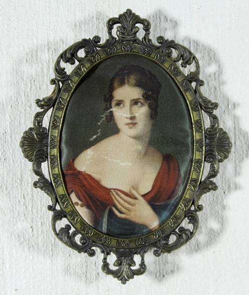 Victorian lady in a metal frame - A lovely print! Bid now!