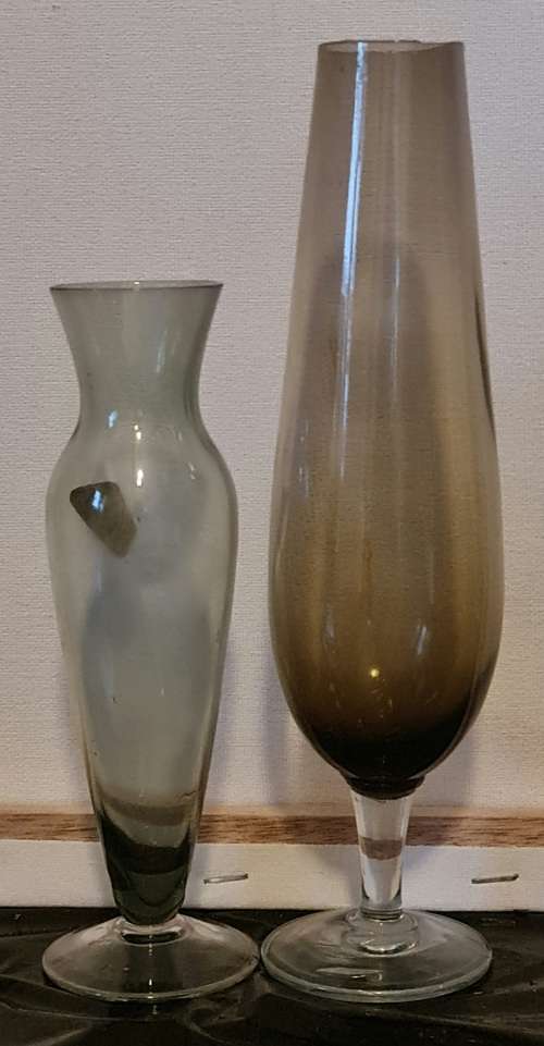 2x vasses one is marked Paloon