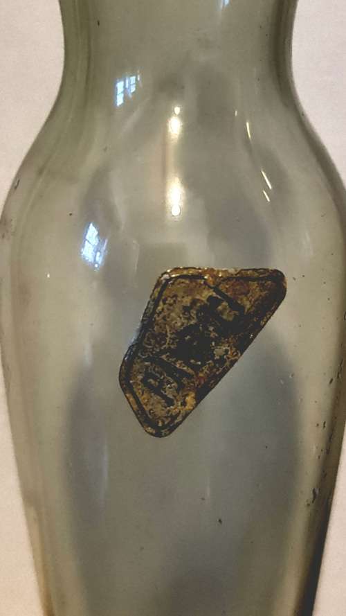 2x vasses one is marked Paloon