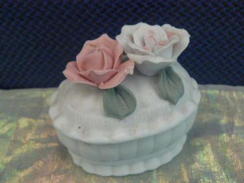 FINE PORCELAIN TRINKET BOX WITH FLOWERS