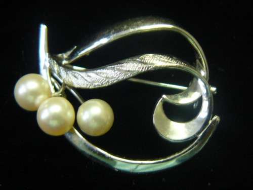 SILVER AND 3 X PEARLS BROOCH