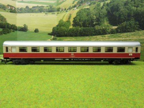 MARKLIN HO SET OF 4 DB TEE COACHES WITH LIGHTS