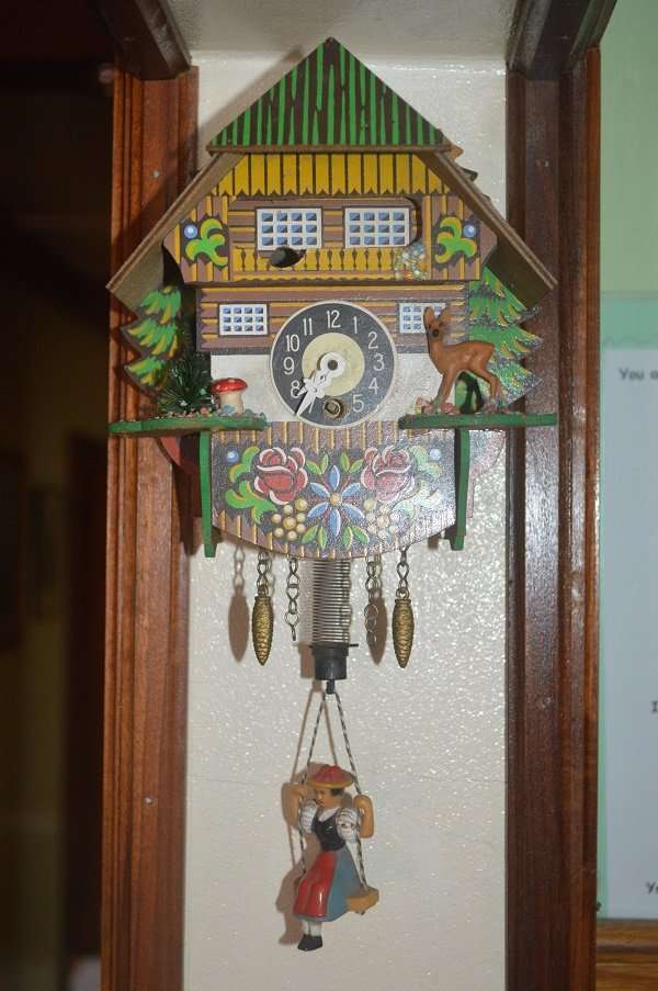 Swiss cottage oscallating spring clock with key