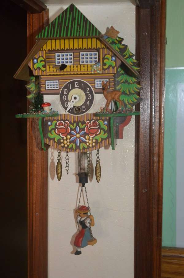 Swiss cottage oscallating spring clock with key