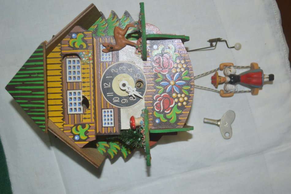 Swiss cottage oscallating spring clock with key