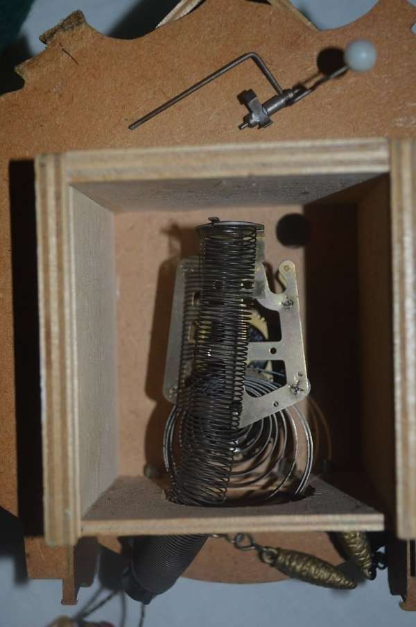 Swiss cottage oscallating spring clock with key