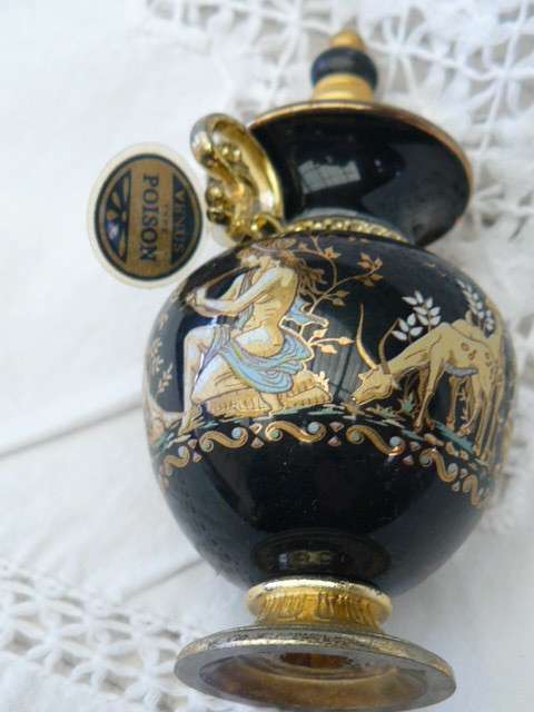 VERY PRETTY WITH GOLD DETAILED PERFUME BOTTLE