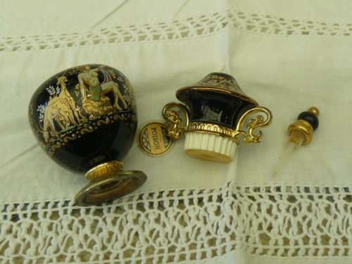 VERY PRETTY WITH GOLD DETAILED PERFUME BOTTLE