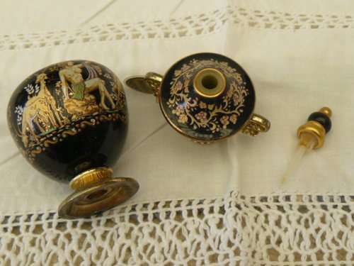 VERY PRETTY WITH GOLD DETAILED PERFUME BOTTLE