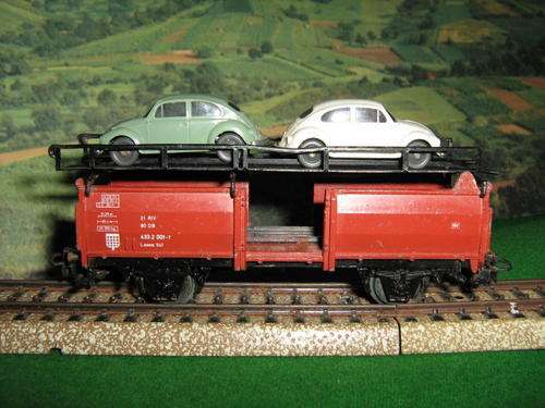 MARKLIN  HO VEHICLE CARRIER WITH 2 V W BEATLES