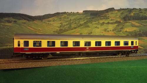 ROCO HO 4267 TEE-IC COMPARTMENT CAR WITH INTERIOR LIGHTS AND FITTINGS