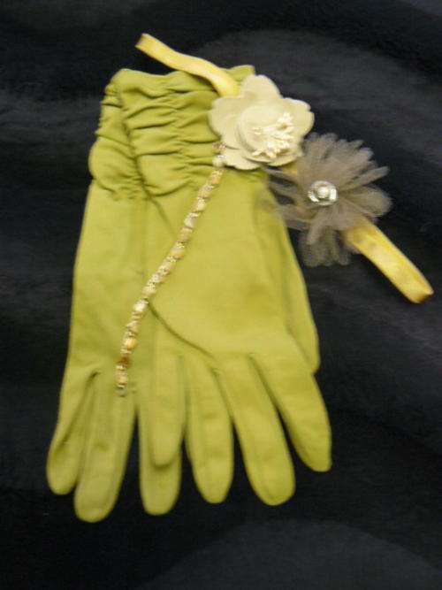 VINTAGE GLOVES,BRACELET WITH STONES AND HAIR BAND