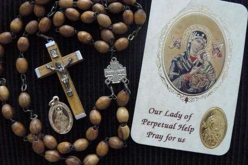 RELIGIOUS ITEMS, ROSARY AND OTHER LOT1