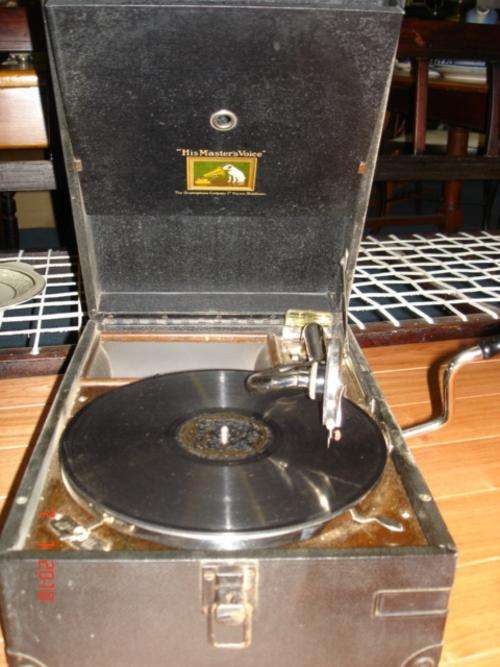 VINTAGE RECORD PLAYER PORTABLE HIS MASTERS VOICE INCL 5 RECORDS