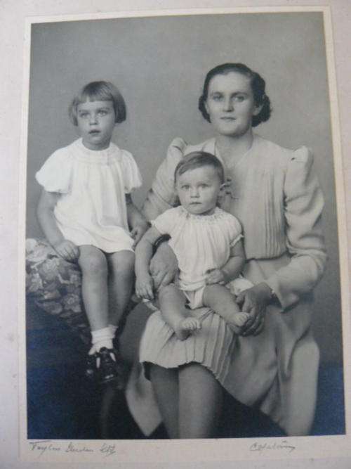 OLD BLACK AND WHITE PICTURE MOM AND DAUGHTERS?