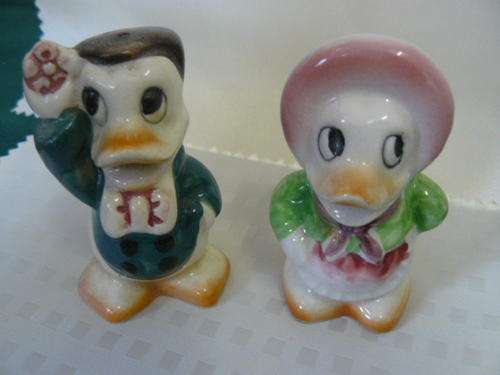 VERY CUTE SALT AND PEPPER SET DISNEY LIKE. OLD AND COLLECTABLE