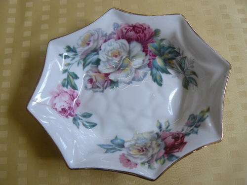 ROYAL STANDARD "IRISH ELEGANCE" FINE BONE CHINA DISH