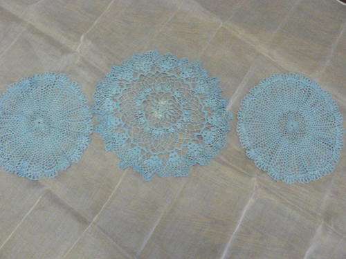 SET OF BLUE ROUND DOILIES
