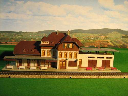 FALLER HO STATION WITH 13 ASSORTED PAINTED PEOPLE,BARRLES AND CASE