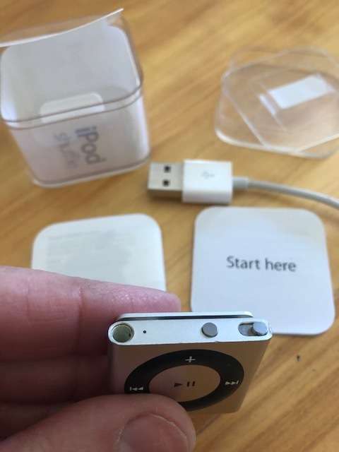 Apple iPod Shuffle 2GB - Silver