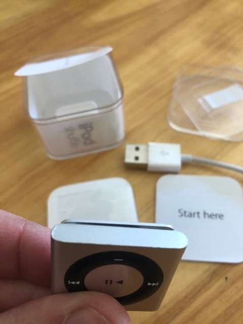 Apple iPod Shuffle 2GB - Silver