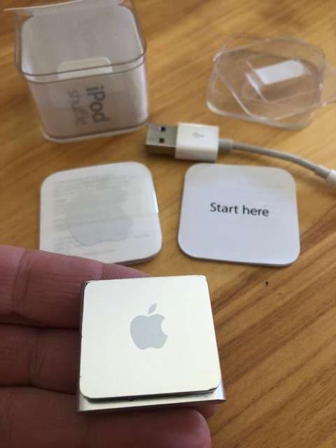 Apple iPod Shuffle 2GB - Silver