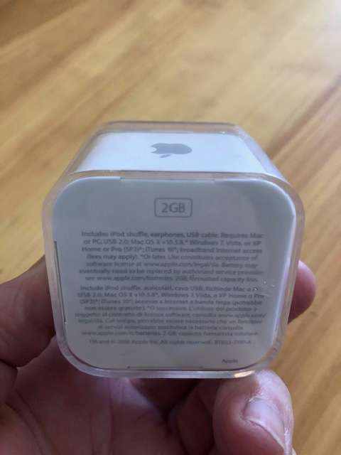 Apple iPod Shuffle 2GB - Silver
