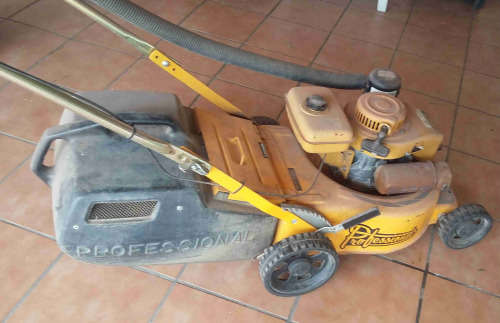 Professional grass mower with Robin EC10 motor. Needs attention