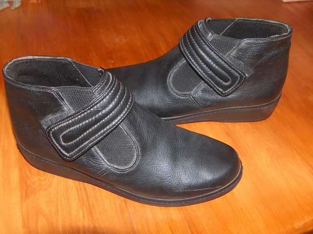 Reduced - Black leather flat ankle books Size 5