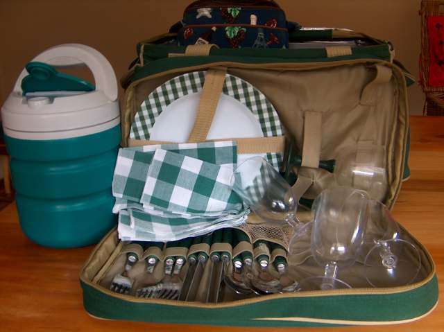 Bargain - Picnic set with cooler bag, wine bag and water cooler