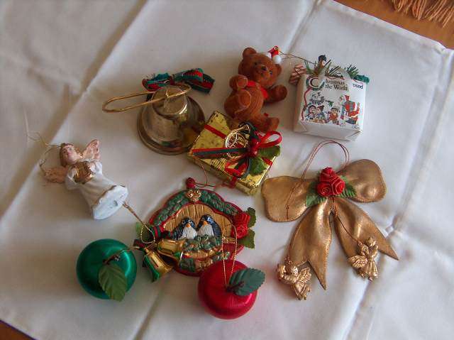 10 assorted Christmas tree decorations  *XMAS*