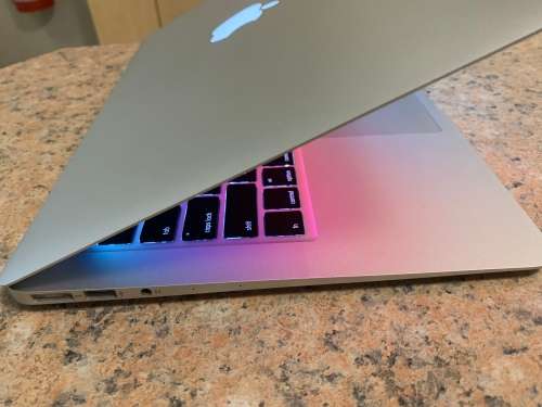 Macbook Air 13-inch - Silver - 4GB - 128GB - Preowned - Grade A  ~ Like New ~ FREE Shipping