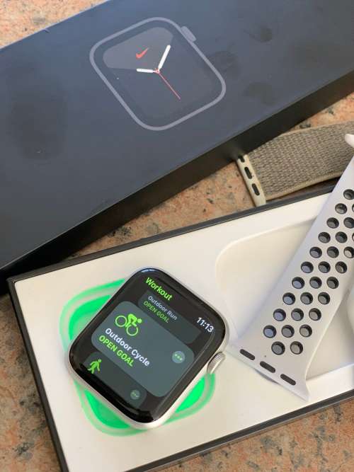 Apple Watch Series 4 44mm GPS - Silver - Certified Preowned - Grade A ~ Like New ~FREE Shipping